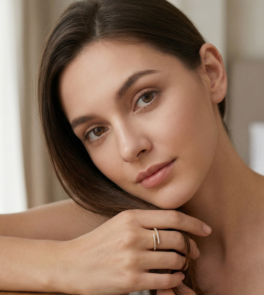 Mano de modelo luciendo el anillo ajustable minimalista en oro de 18k, una joya sutil para cualquier talla.