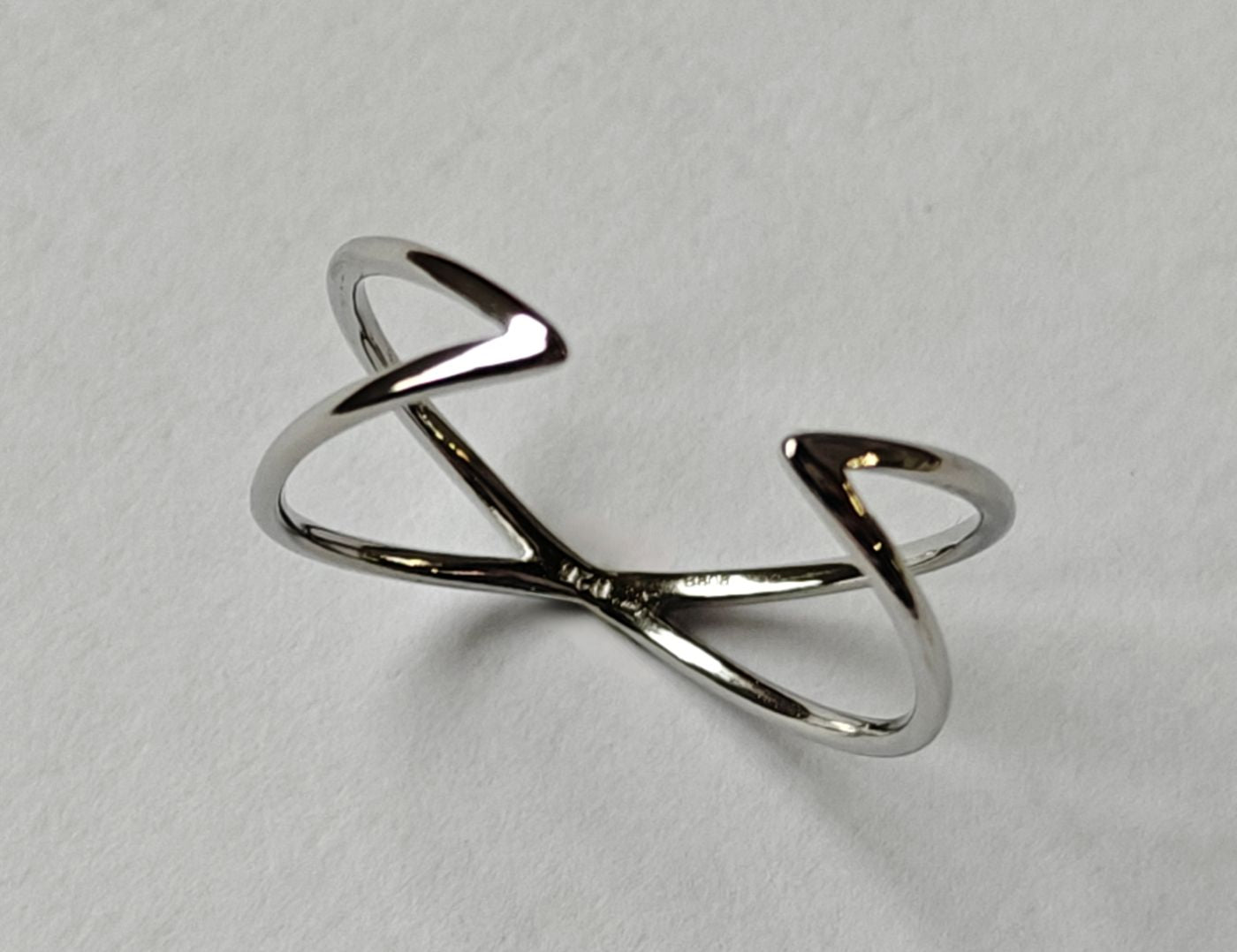 Vista frontal del anillo Infini en plata de ley 925 natural, diseño abierto para ajuste perfecto.