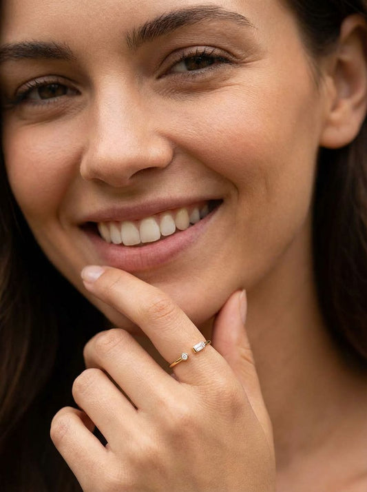 Modelo luciendo anillo ÉTINCELLE dorado abierto con circonita en la mano