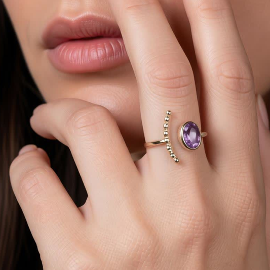 Modelo luciendo anillo NAÏS de plata con amatista natural