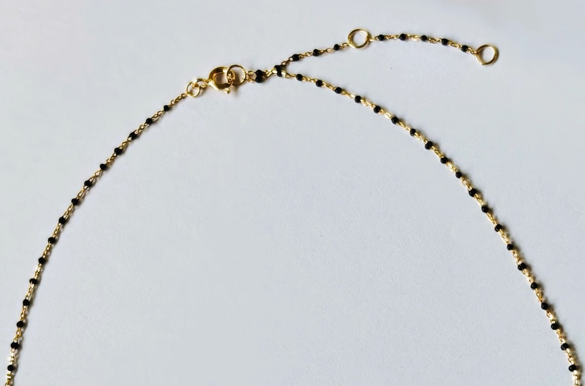 Detalle del cierre de seguridad y la cadena ajustable del collar Nocturne de MALBAE.