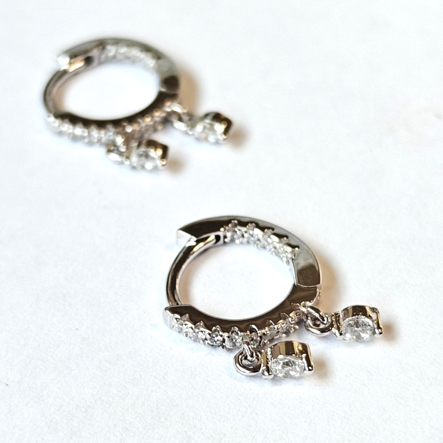 Par de pendientes CHETIVE aros de plata de ley 925 rodiada con circonitas y charm