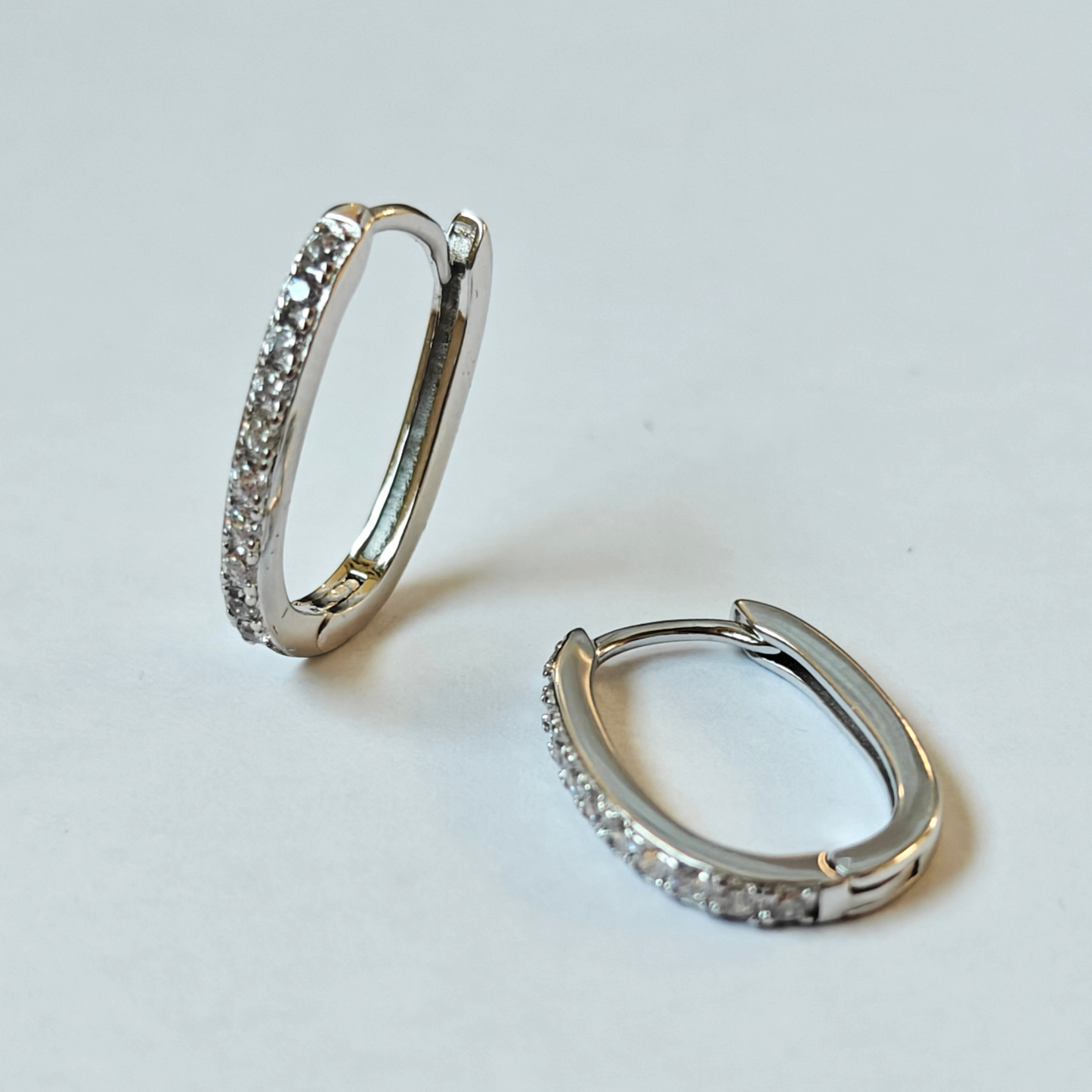 Detalle de pendientes ELLIPSE rodiados en plata con aro ovalado