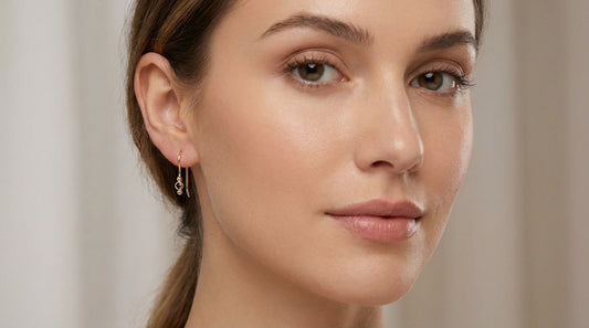 Modelo luciendo pendientes de gancho Malbae en plata de ley con baño de oro de 18k y circonita negra