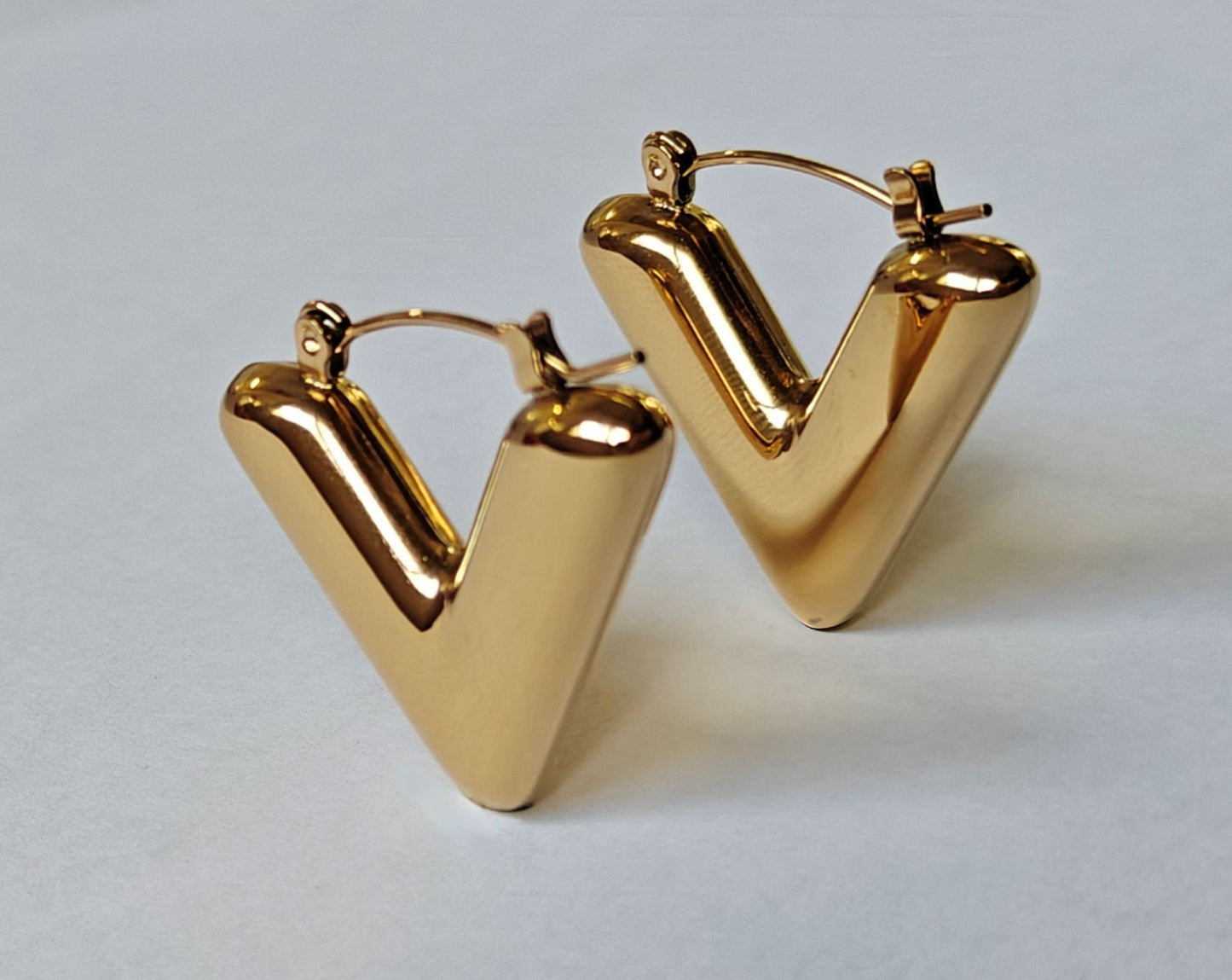 Detalle del cierre de aro de pendientes VITTORIA waterproof dorados oro 18k