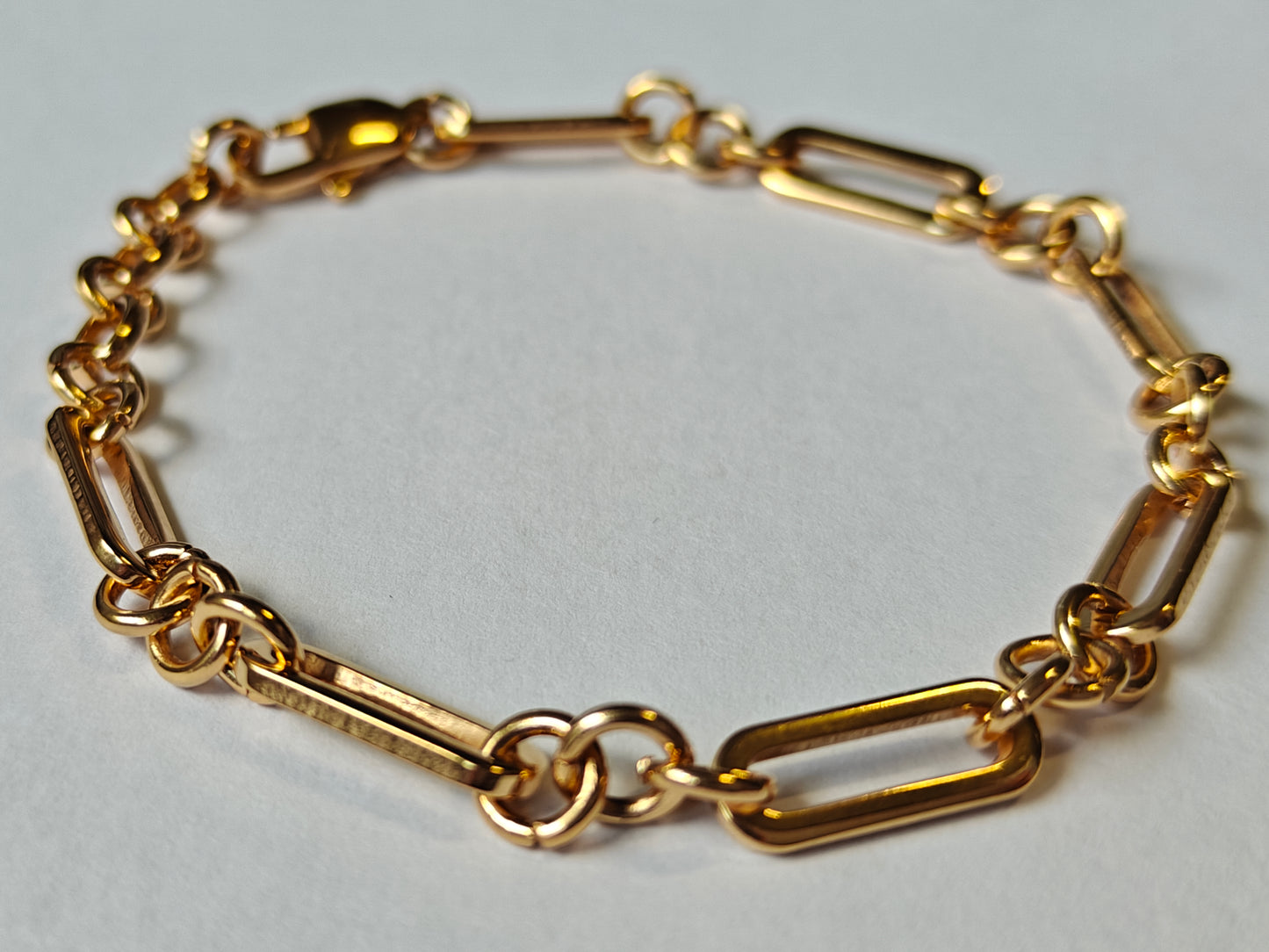 Vista lateral con cierre de pulsera GIUNTO waterproof bañada en oro
