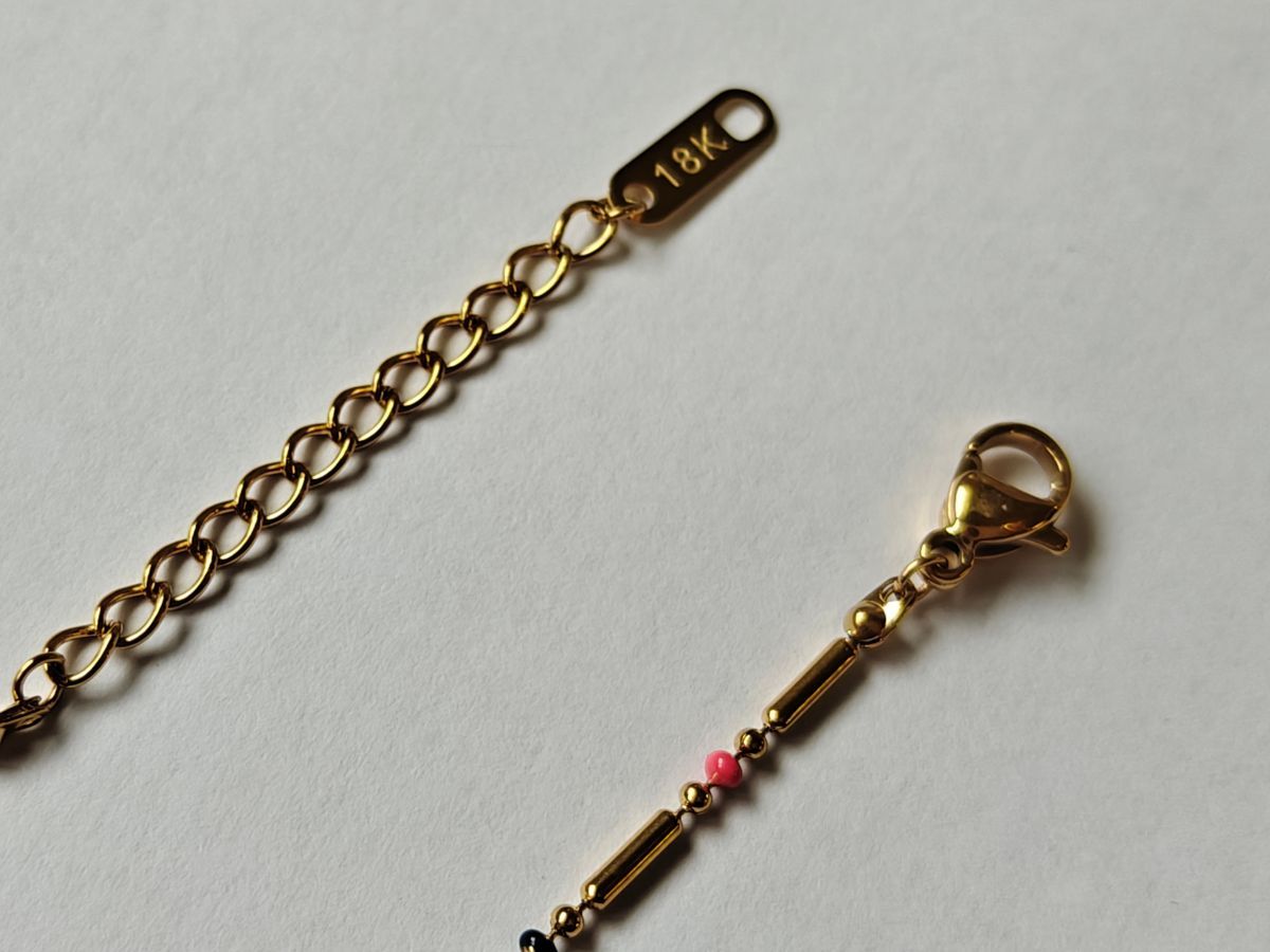 Detalle del cierre de pulsera RIVA waterproof bañada en oro 18K