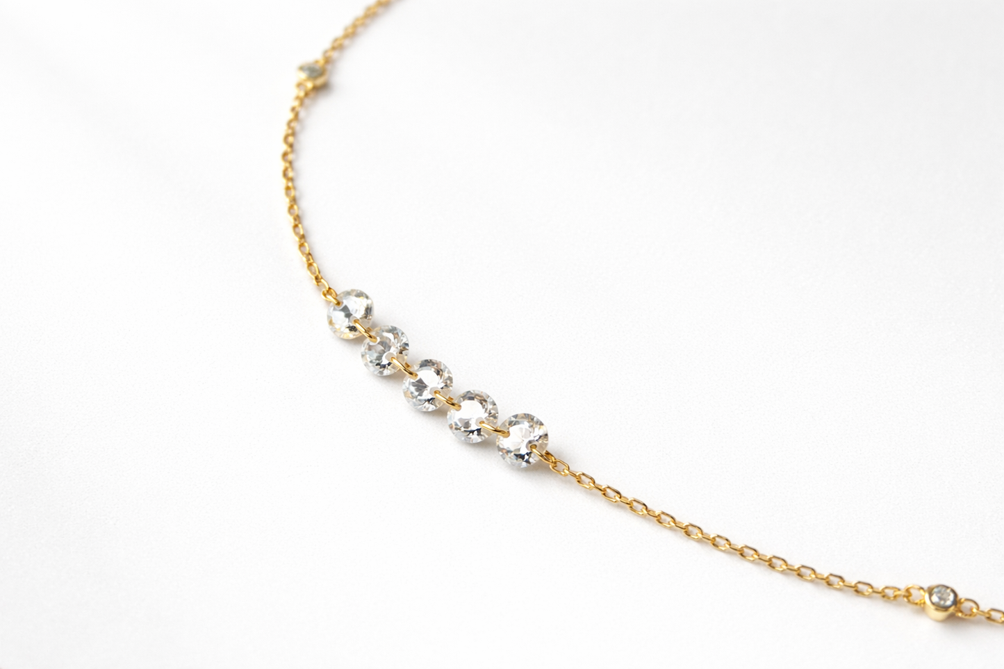 Collar de la línea Pure de Malbae en plata de ley 925 con baño de oro de 18k y línea continua de circonitas blancas