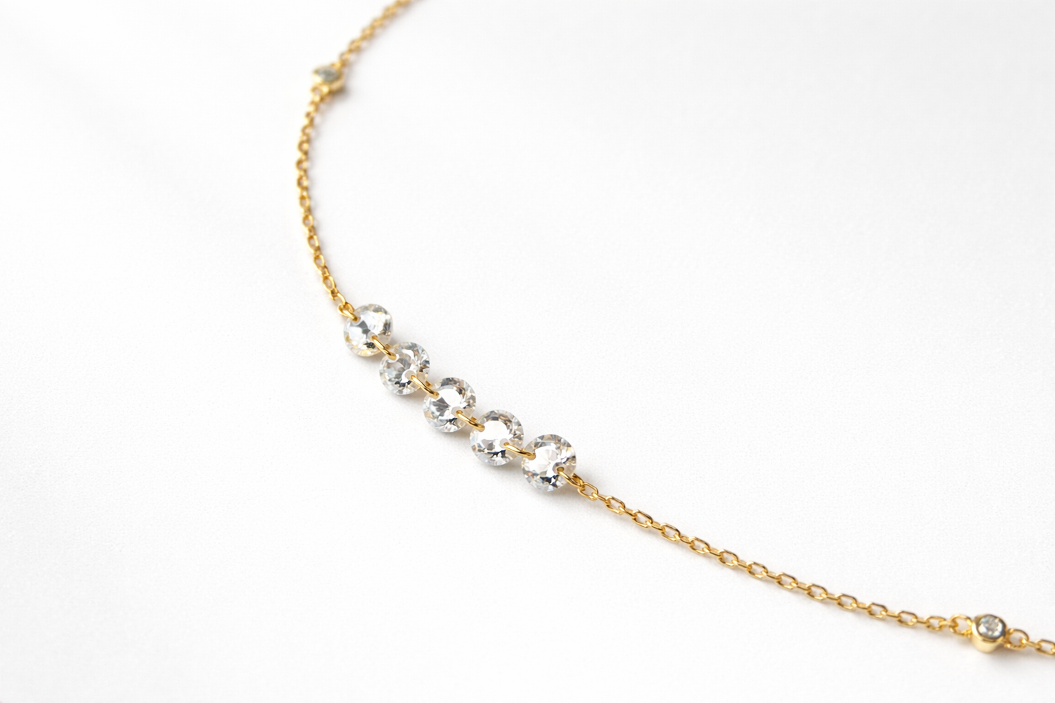 Collar de la línea Pure de Malbae en plata de ley 925 con baño de oro de 18k y línea continua de circonitas blancas