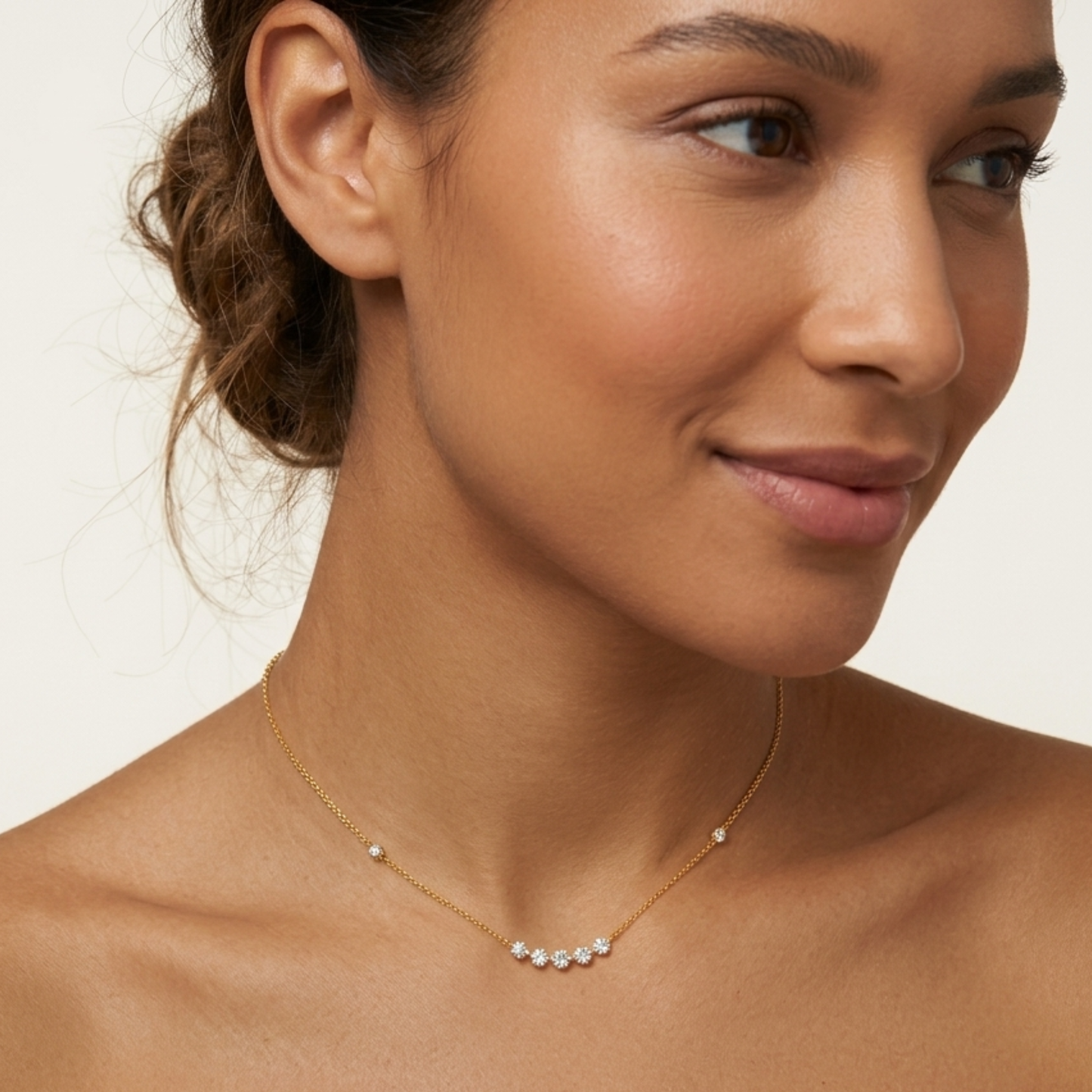 Modelo luciendo collar fino de circonitas en oro de 18k, joyería minimalista para un look elegante