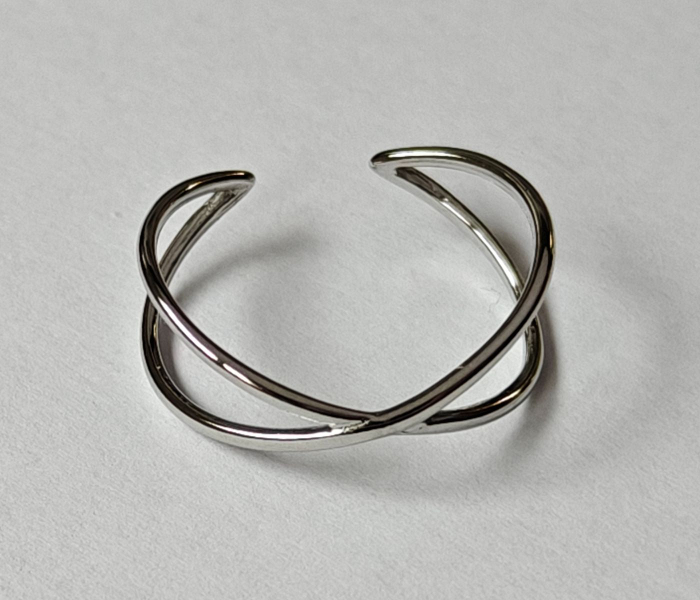 Perfil del anillo de plata ajustable Infini, mostrando la ligereza y calidad del acabado Malbae