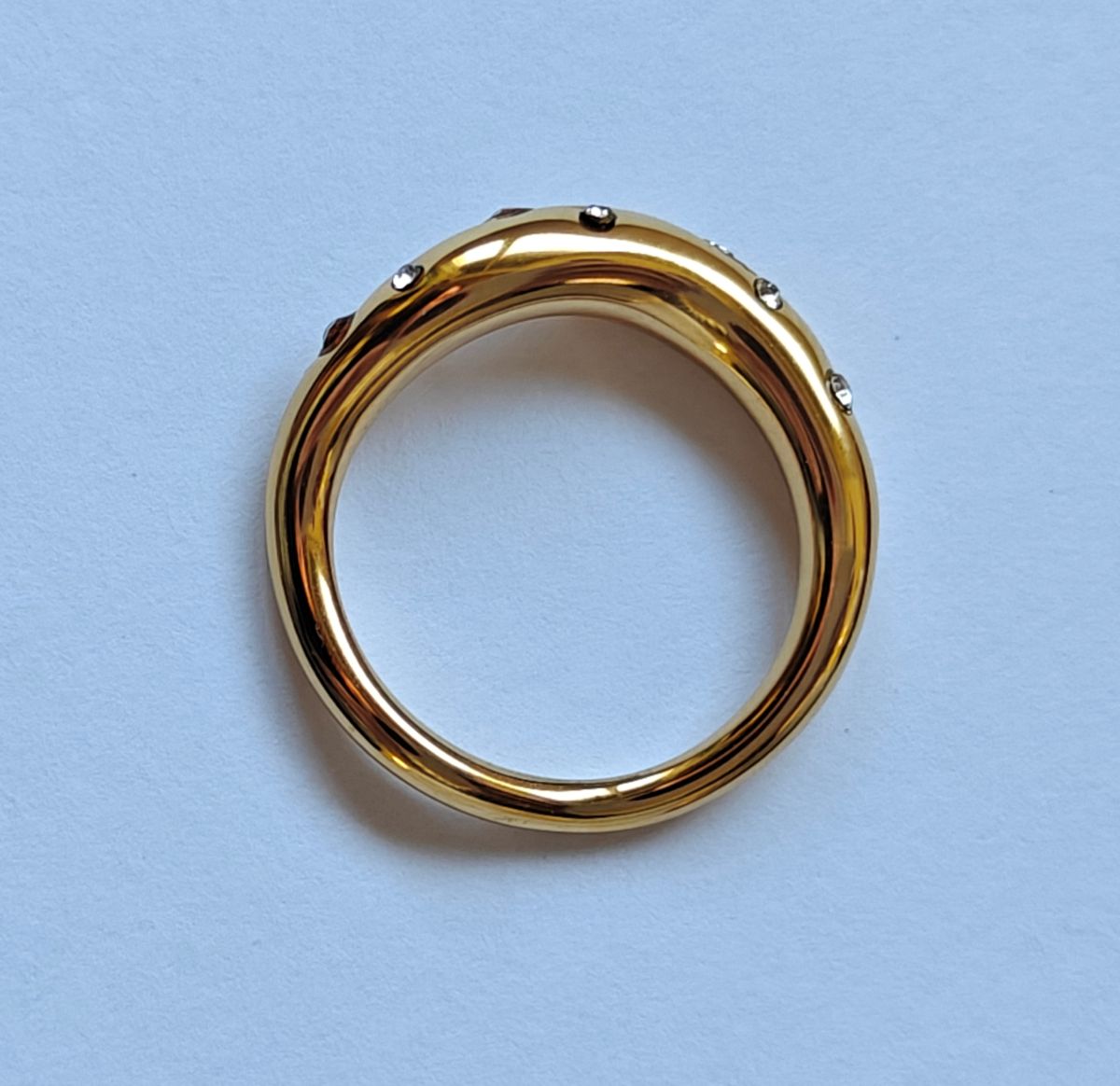 Vista superior del anillo Aere de MALBAE, permitiendo ver la disposición de las circonitas y su forma fluida.
