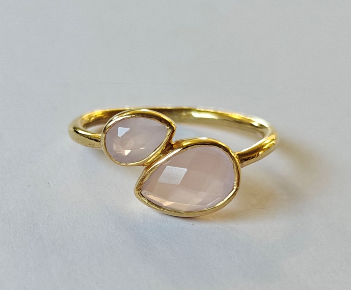 Vista lateral del anillo Reverie mostrando el engaste artesanal de las piedras de cuarzo rosa sobre el aro de plata bañado en oro 18K