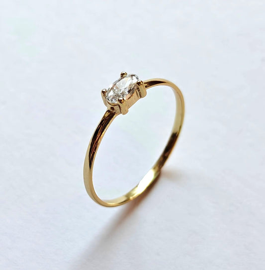 Perspectiva superior del anillo Claire mostrando el brillo de la circonita y el acabado en oro 18k