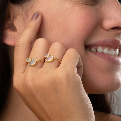 Modelo luciendo el anillo Reverie con piedras naturales, una joya artesanal y elegante de la línea Pure.