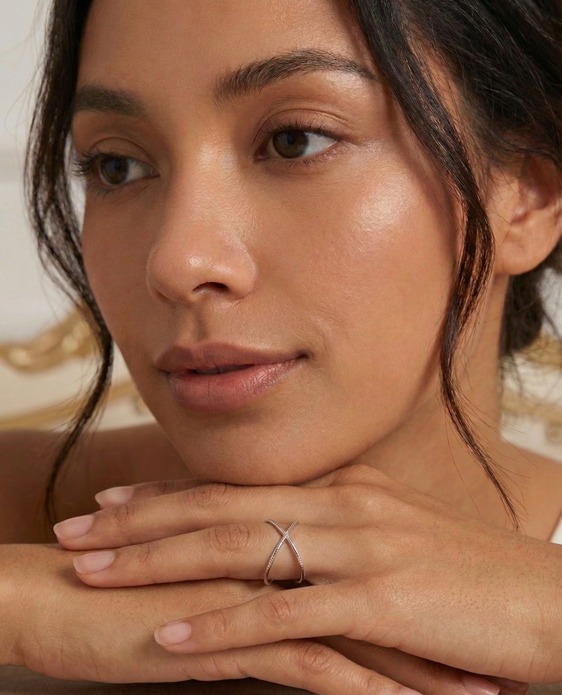 Detalle del anillo Infini puesto, resaltando su diseño ergonómico y ajustable en plata 925