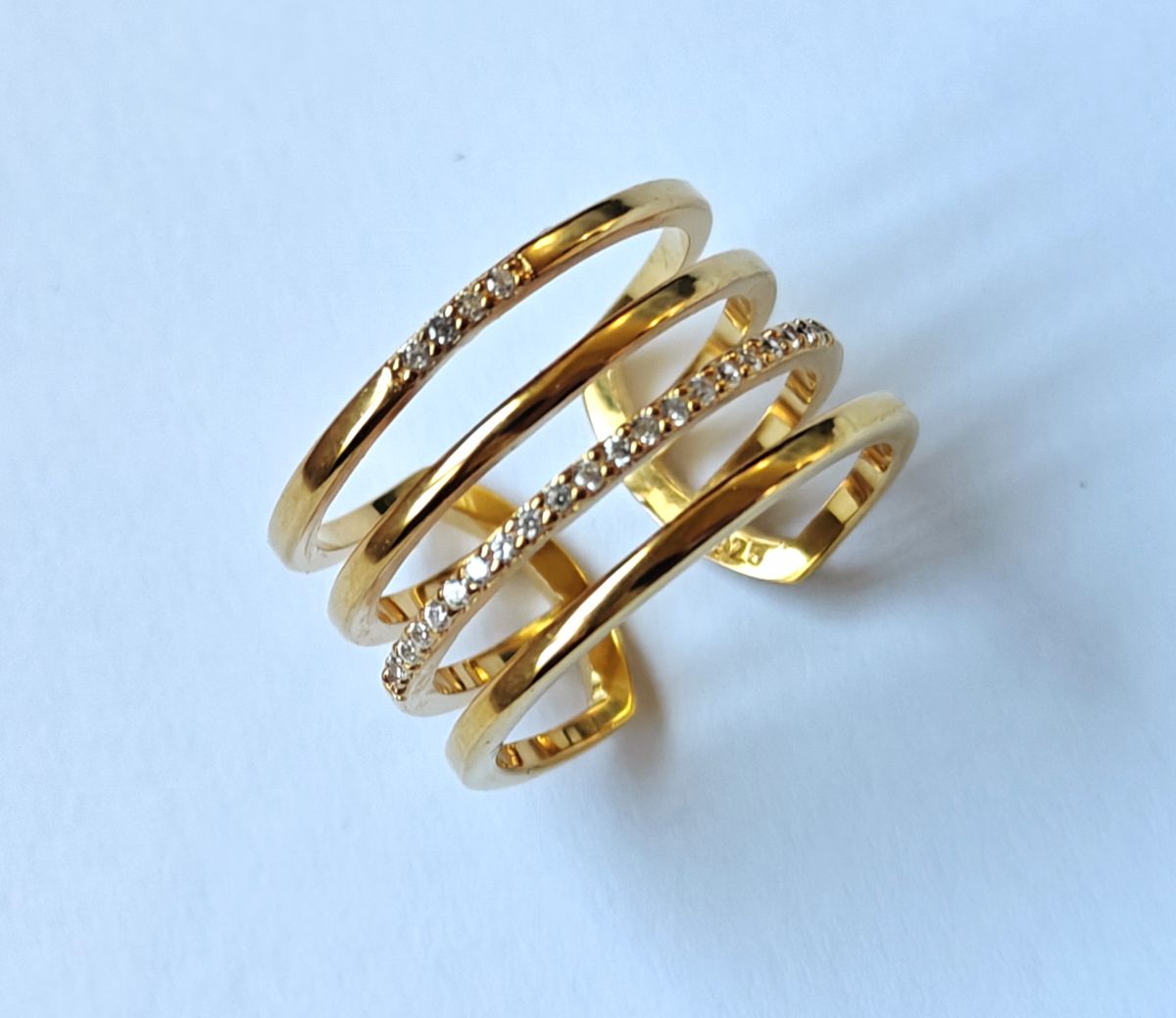 Anillo ancho multicapa fabricado en Plata de Ley 925 con baño de oro de 18k y detalles de circonitas brillantes de MALBAE