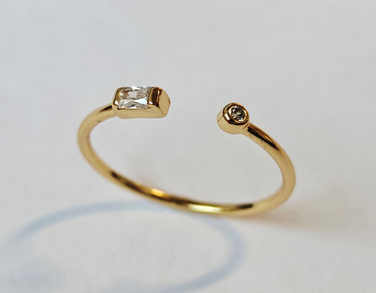 Detalle de anillo ÉTINCELLE abierto de plata 925 bañada en oro 18K con circonita