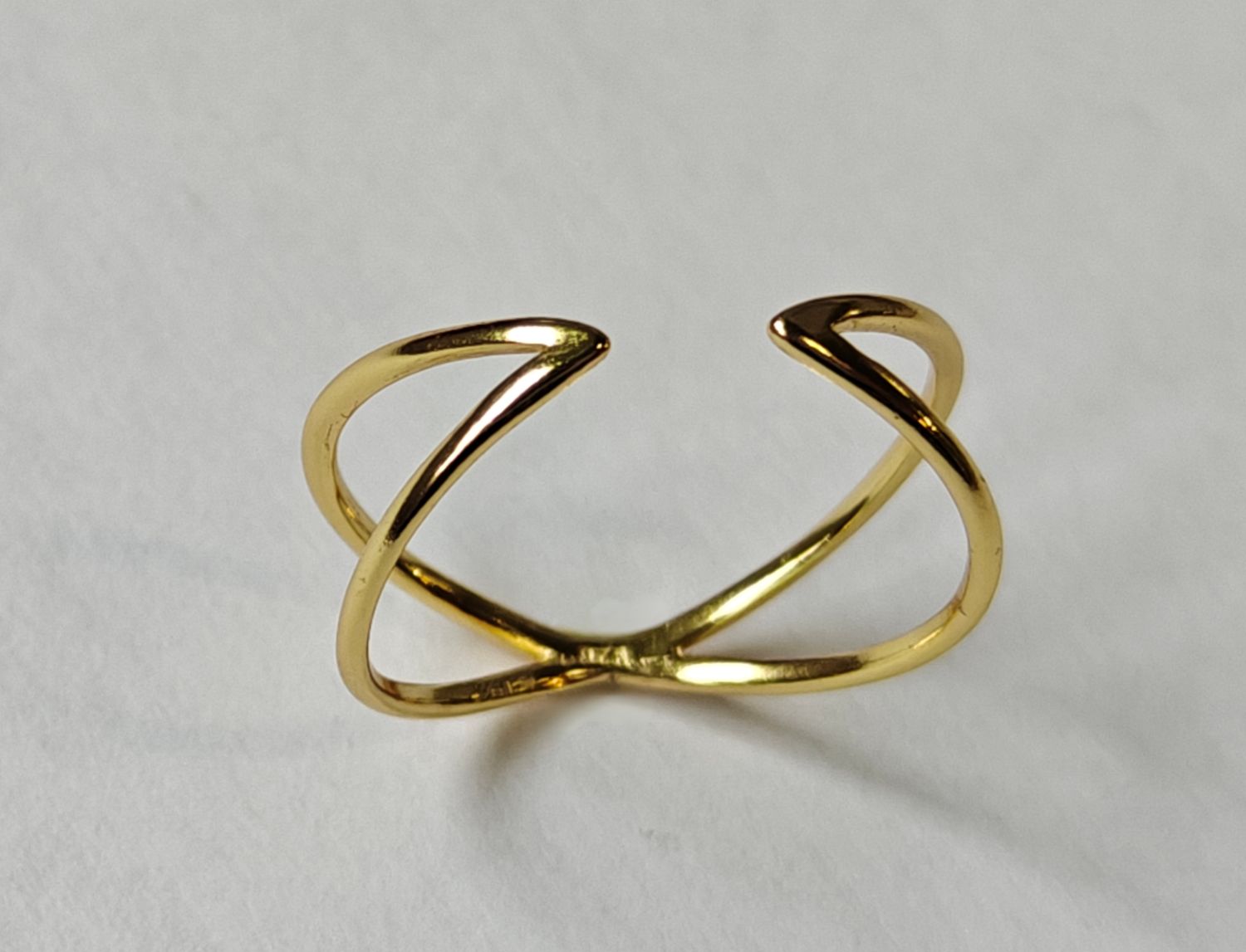 Perspectiva del anillo ajustable Infini de oro, una pieza sutil para combinar con cualquier look