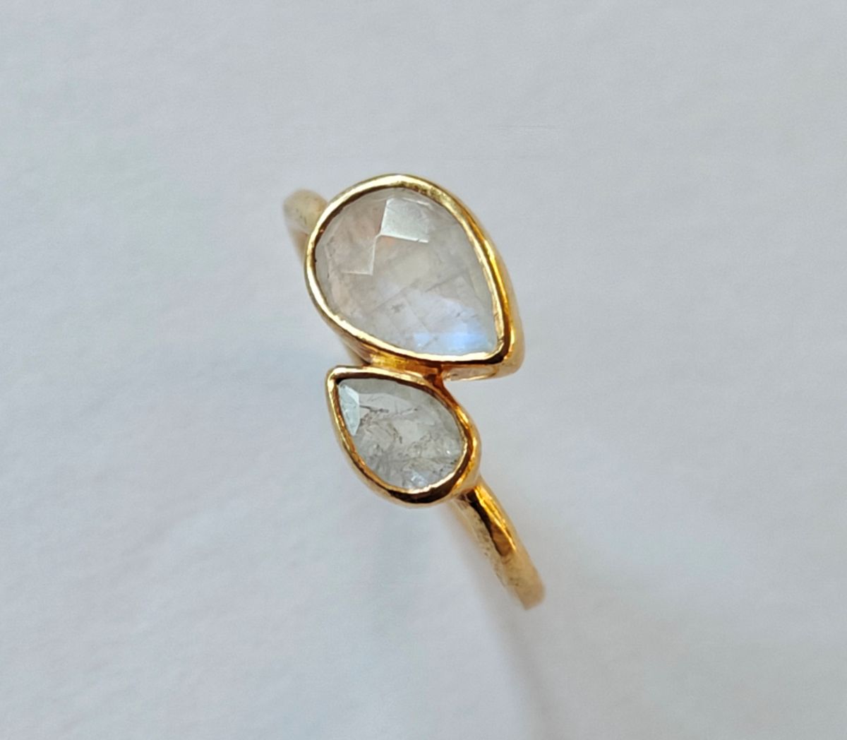 Detalle superior del anillo Reverie, joyería minimalista inspirada en la naturaleza con piedra luna