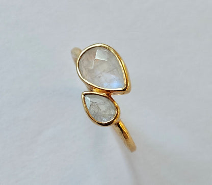 Detalle superior del anillo Reverie, joyería minimalista inspirada en la naturaleza con piedra luna