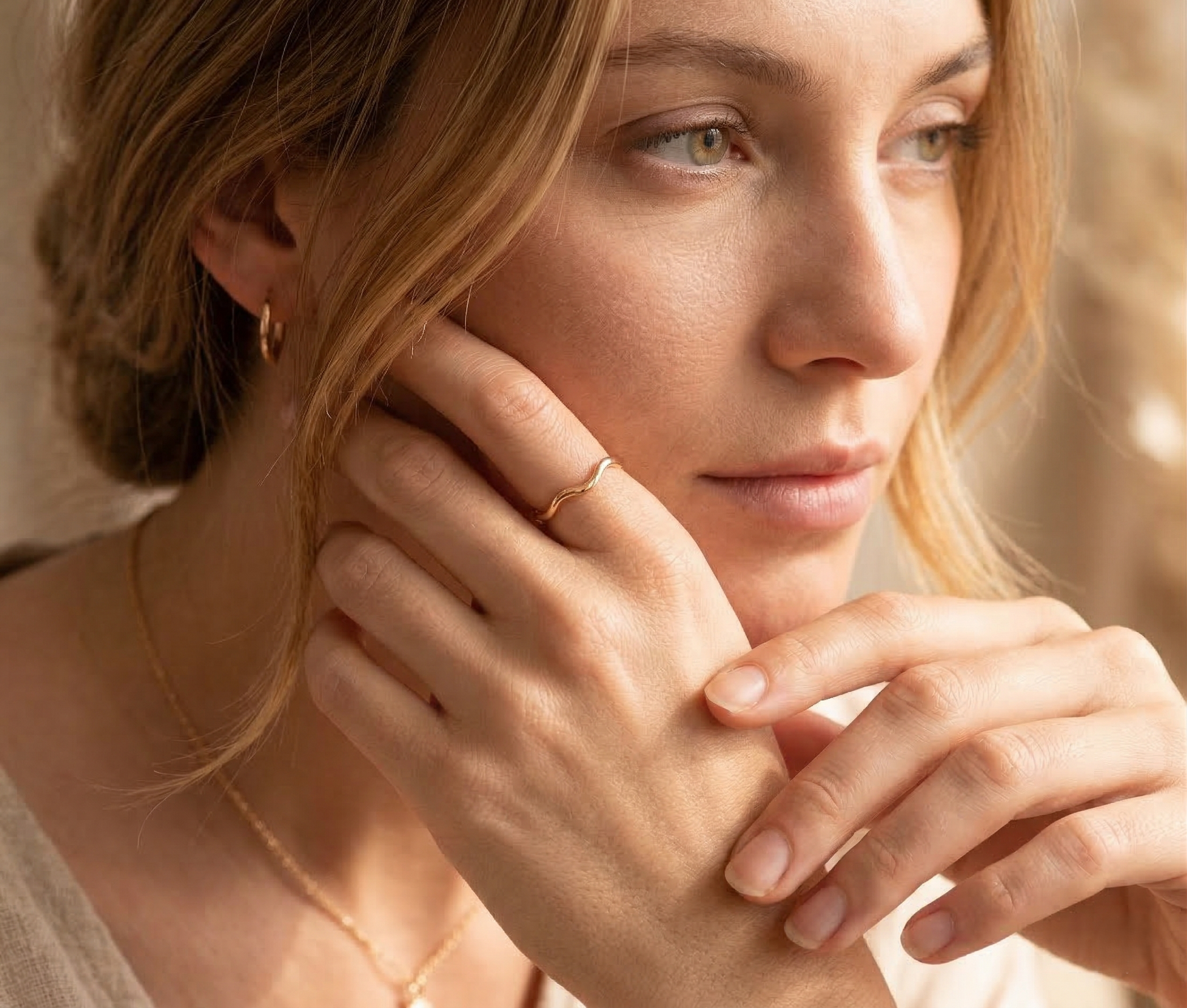 Primer plano de modelo con el anillo Giulia de MALBAE, destacando su diseño fino ideal para combinar.