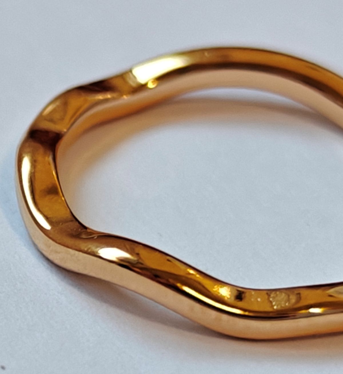 Anillo Giulia primer plano de la línea Vita en acero inoxidable waterproof con baño de oro de 18k y diseño de banda ondulada lisa de MALBAE.