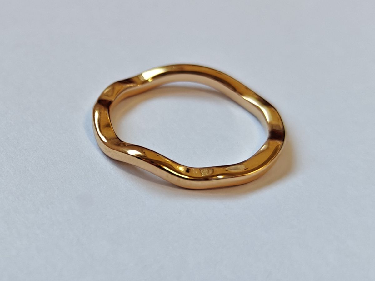 Anillo Giulia de acero waterproof bañado en oro, una joya duradera que mantiene su brillo.