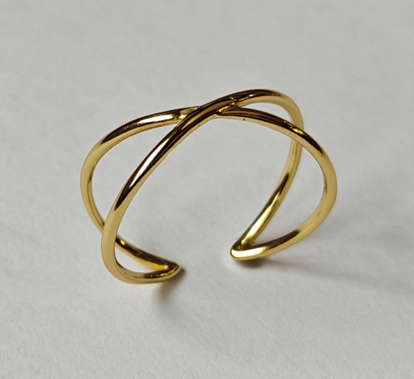 Anillo Infini de Malbae en plata de ley 925 con baño de oro de 18k, diseño ajustable de aros cruzados