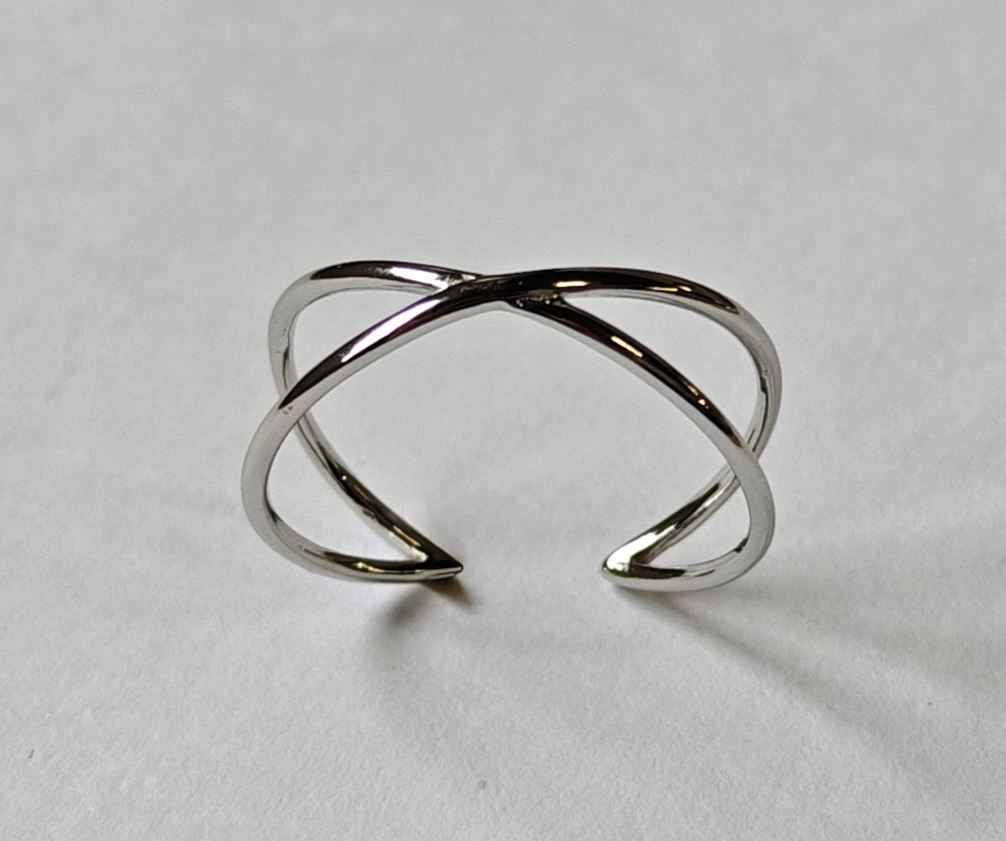 Anillo ajustable Infini realizado en plata de ley 925 natural, diseño minimalista de líneas entrelazadas