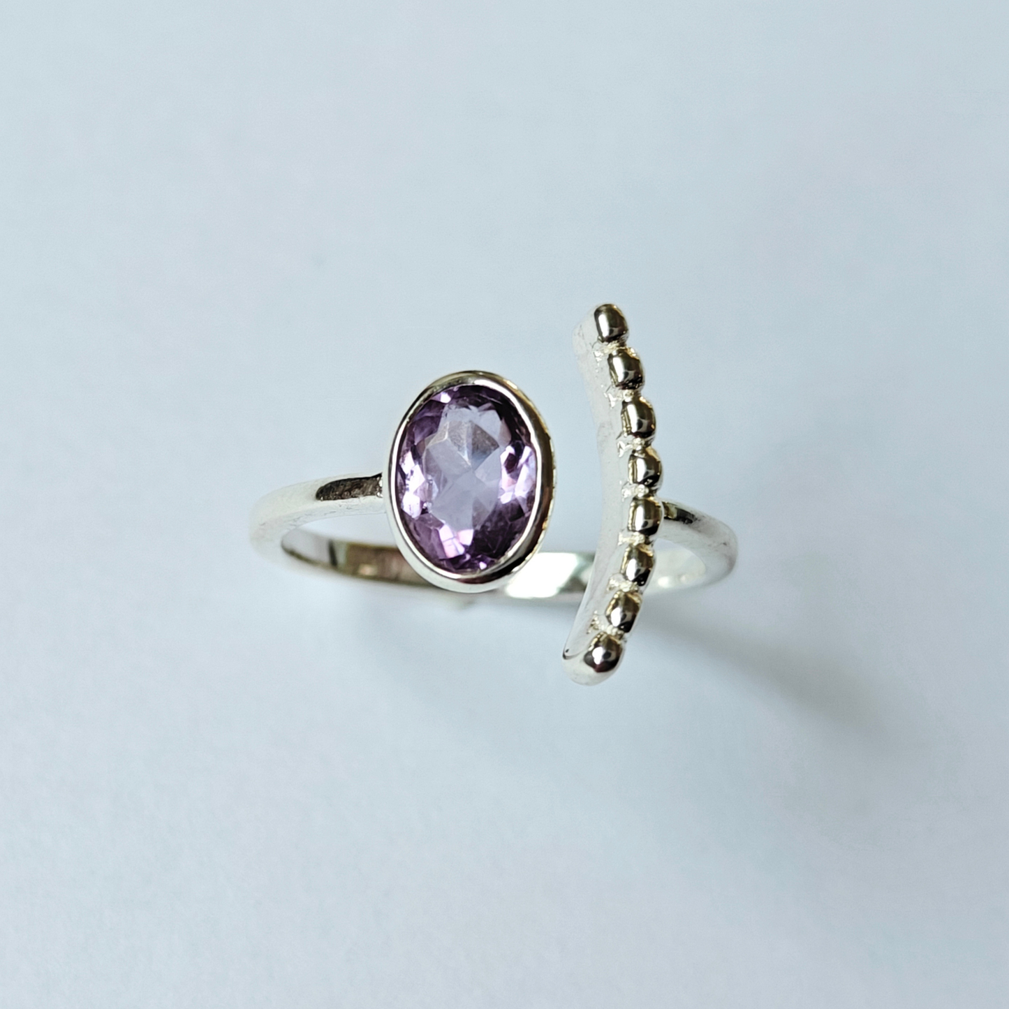 Detalle de anillo NAÏS de plata 925 con piedra natural amatista
