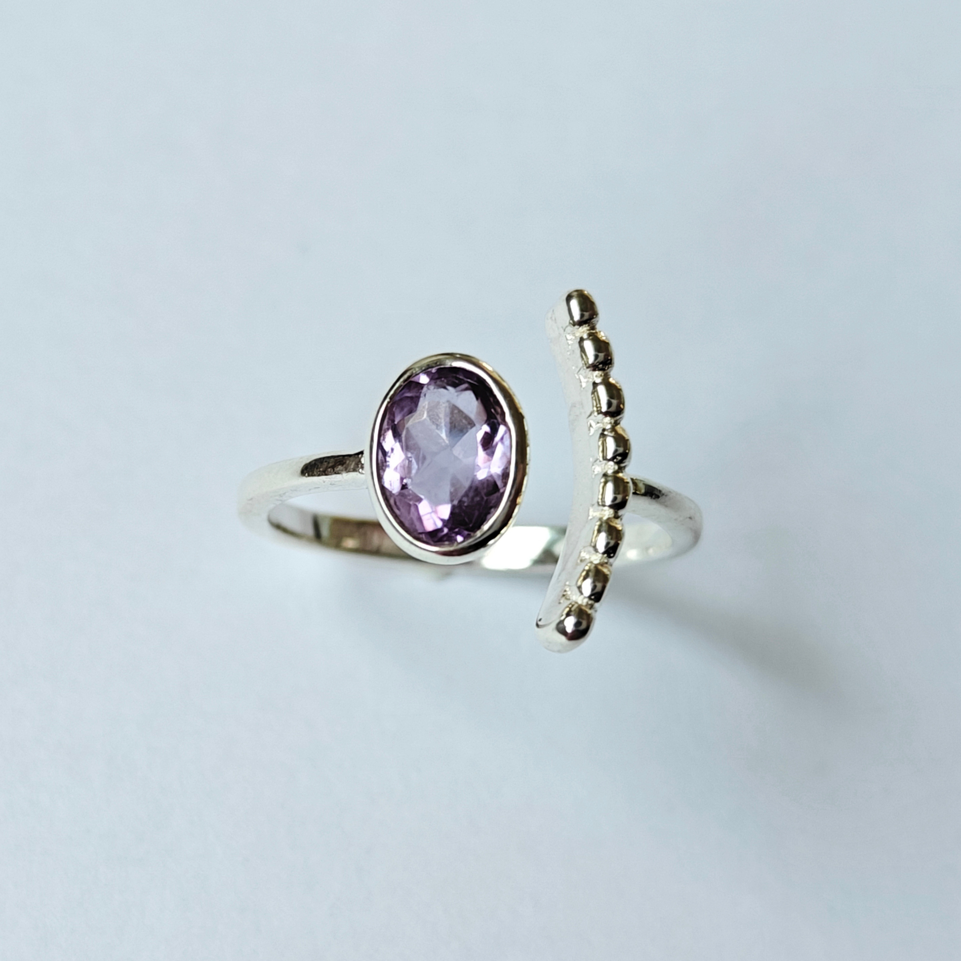 Detalle de anillo NAÏS de plata 925 con piedra natural amatista