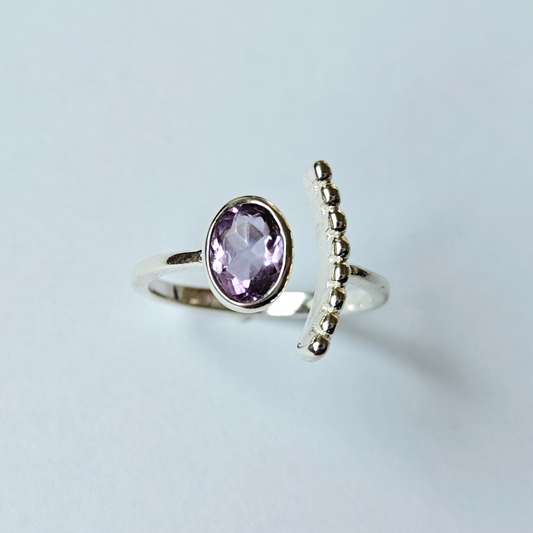 Detalle de anillo NAÏS de plata 925 con piedra natural amatista