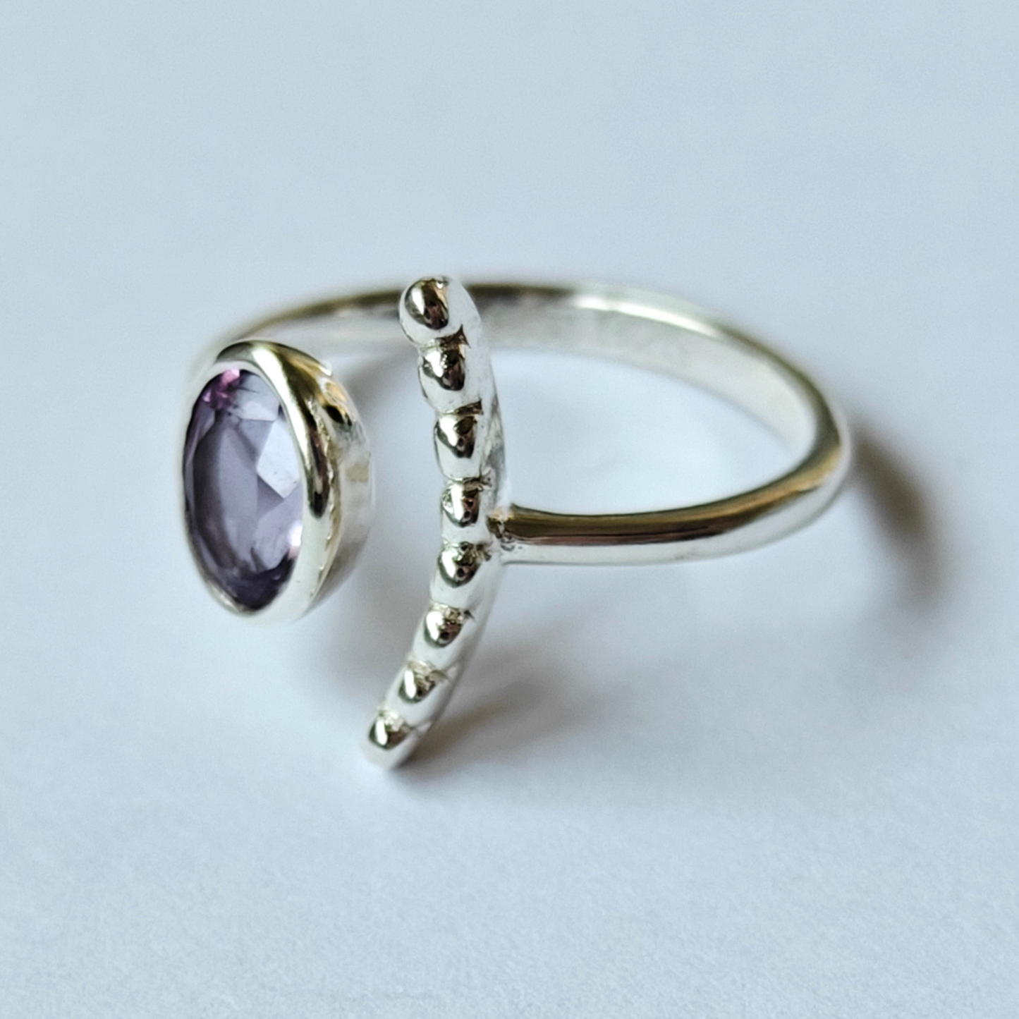 Vista lateral de anillo NAÏS ajustable de plata de ley con amatista