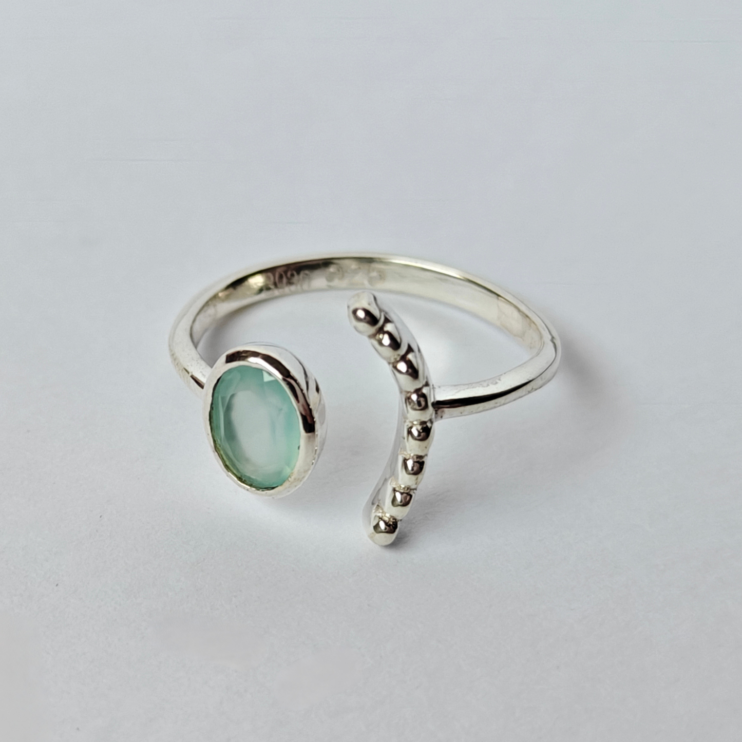 Vista lateral de anillo NAïS ajustable plata de ley con piedra natural aqua calcedonia