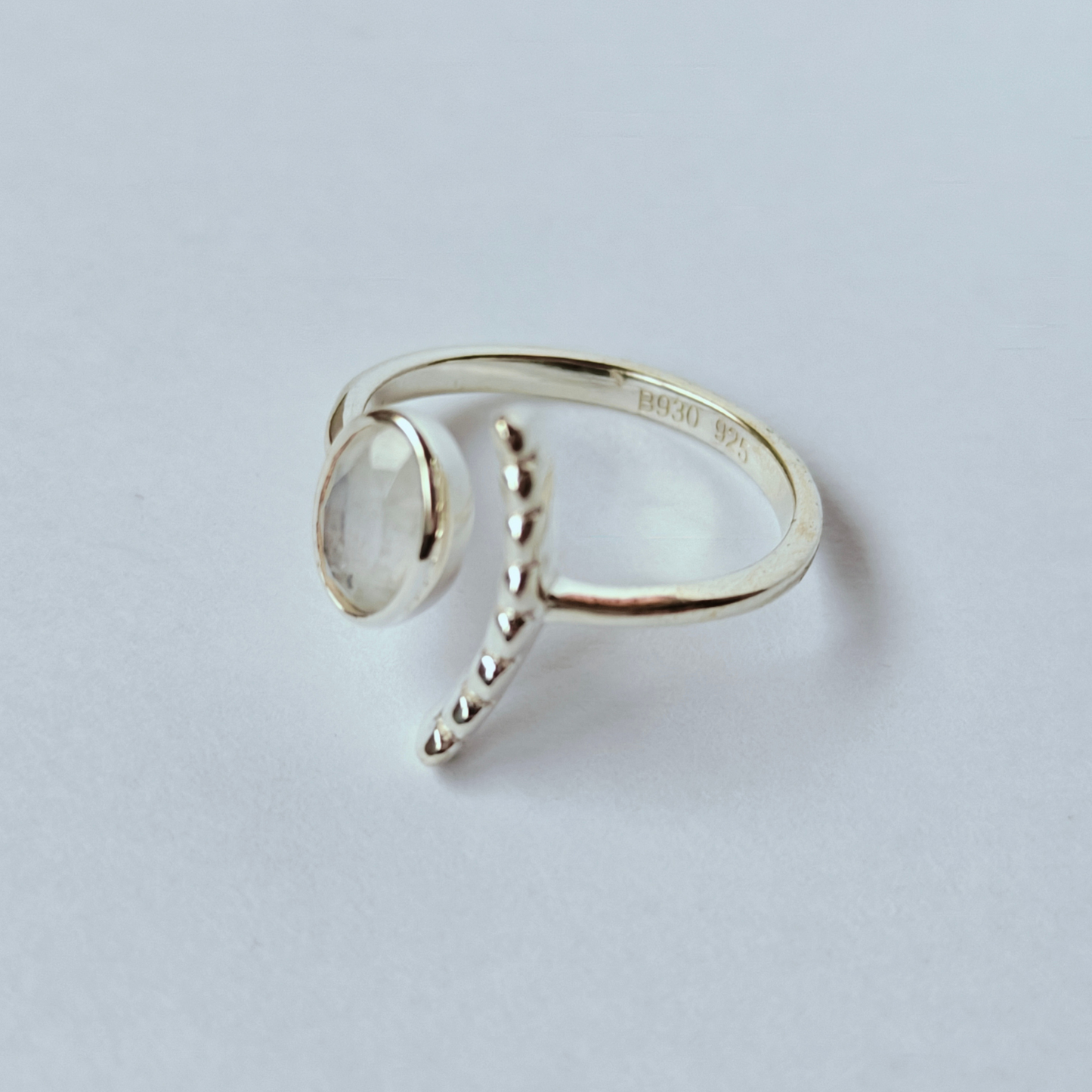 Anillo NAÏS ajustable de plata con piedra luna vista lateral 