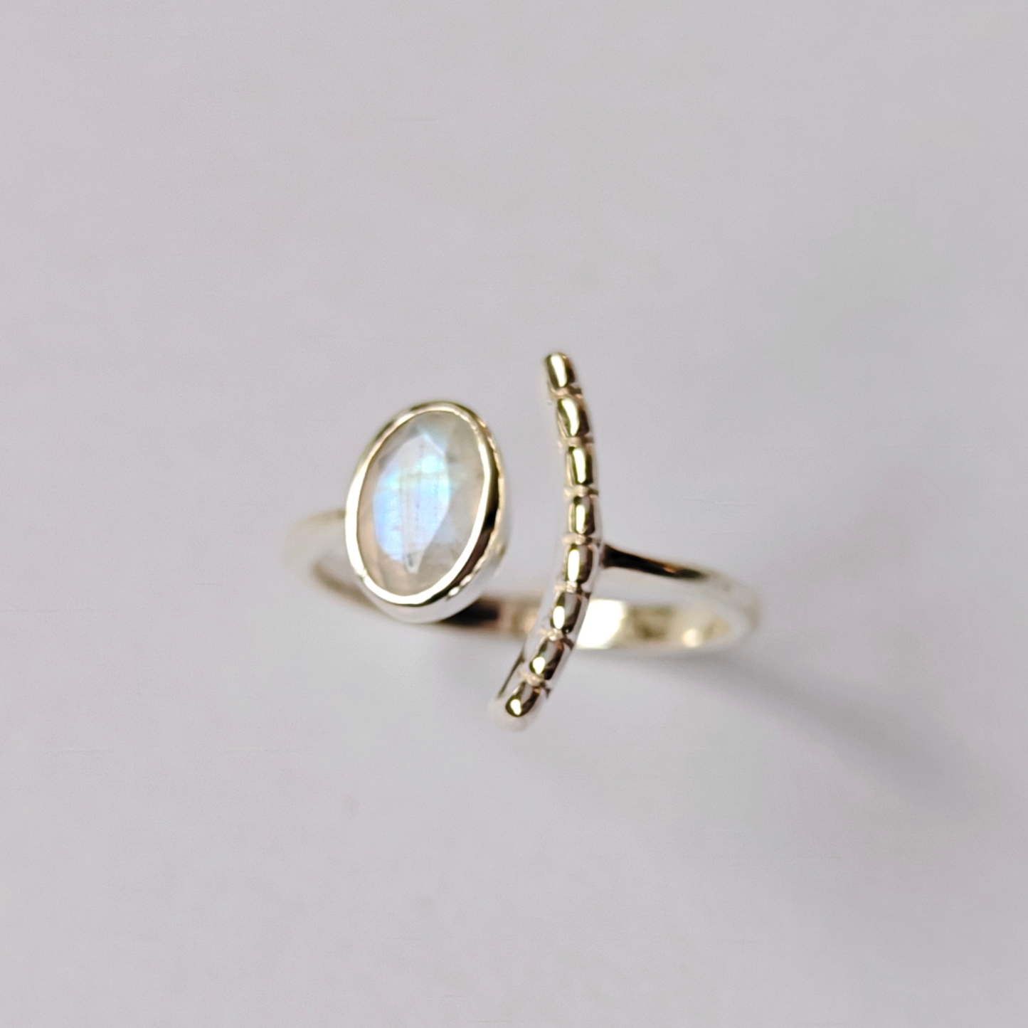 Detalle de anillo NAÏS de plata 925 con piedra luna natural