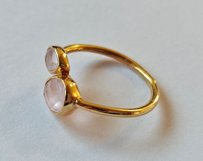 Anillo de plata bañado en oro de 18 quilates con doble piedra natural de cuarzo rosa y diseño sutil.