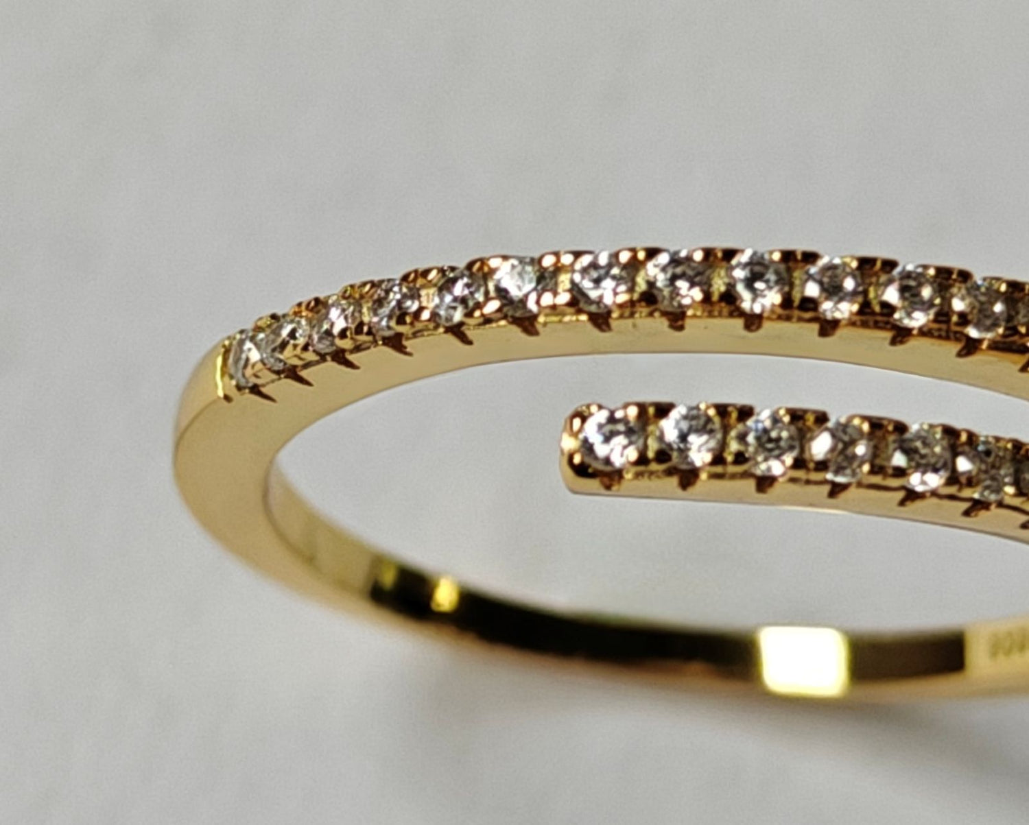 Anillo ajustable de la línea Pure de Malbae en plata de ley 925 con baño de oro de 18k y circonitas blancas, primer plano.