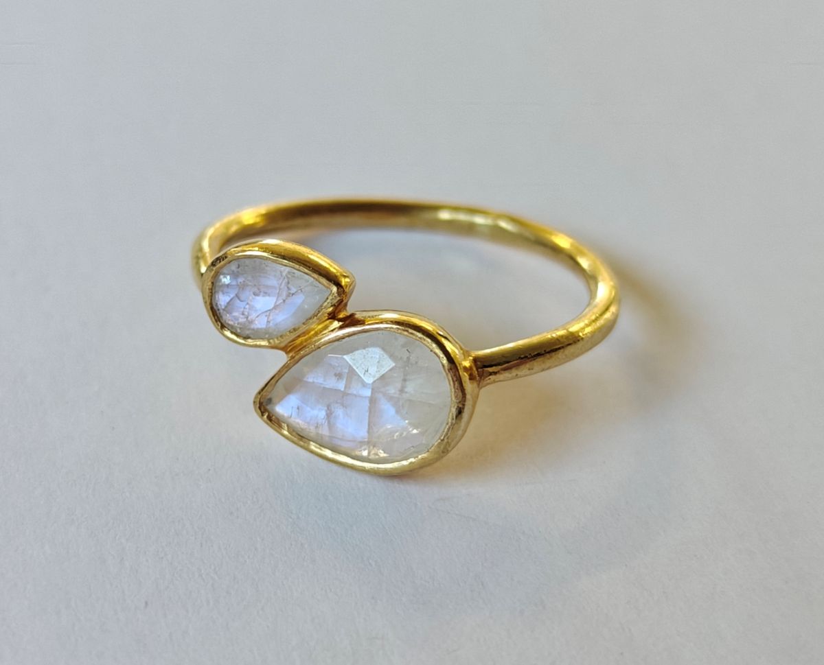 Anillo de plata 925 con baño de oro 18k Reverie con piedras naturales, piedra luna, diseño contemporáneo exclusivo de Malbae.
