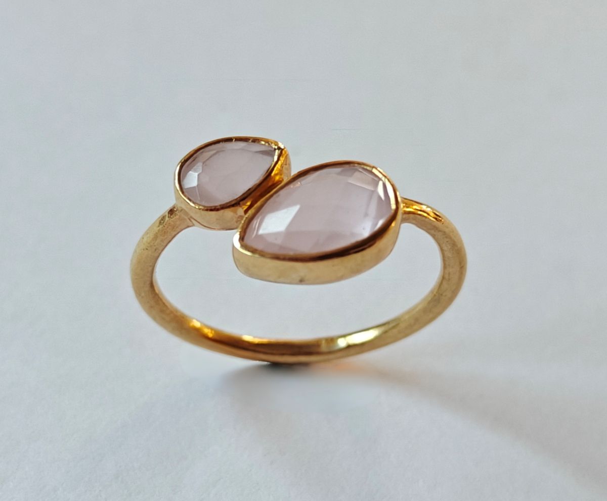 Anillo Reverie de Malbae en plata de ley 925 con baño de oro de 18k y dos piedras naturales de corte facetado