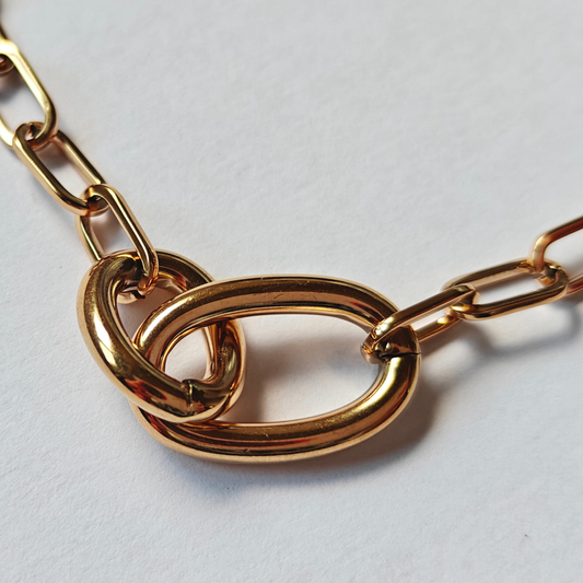 Detalle de collar ANELLO de acero waterproof bañado en oro 18K con eslabones ovalados entrelazados