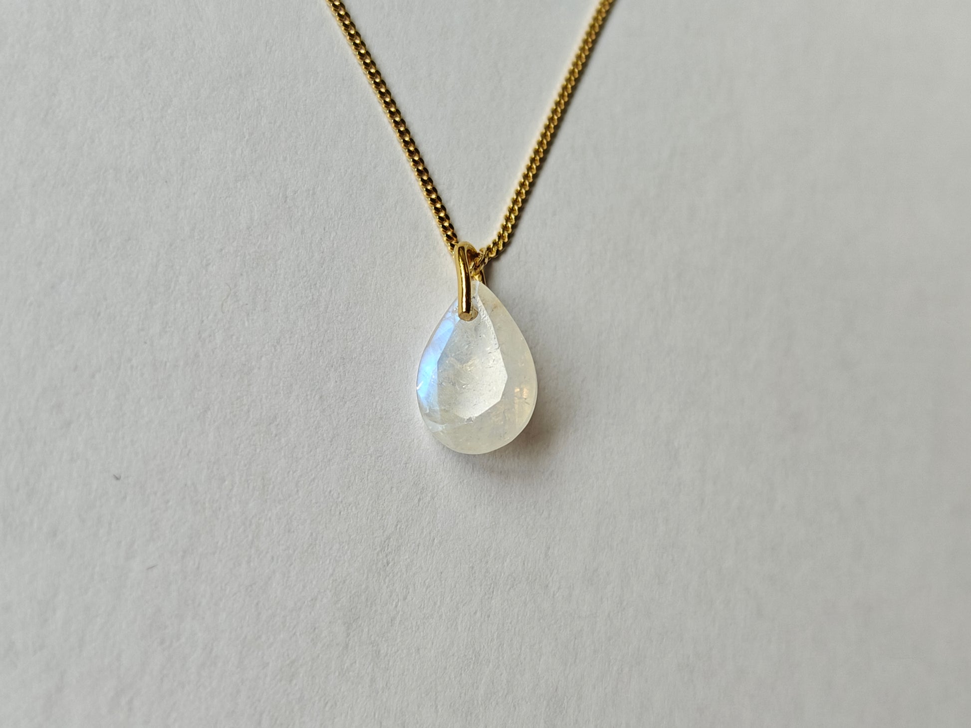 Perspectiva superior del collar de oro 18k con piedra luna natural, joyería minimalista contemporánea