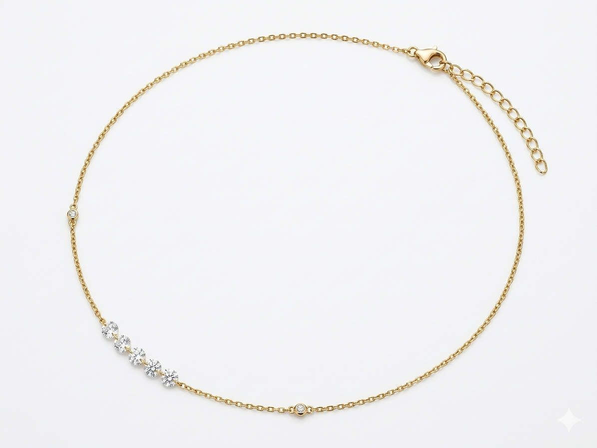 Collar de circonitas blancas de corte brillante con acabado en oro de 18k sobre fondo neutro.
