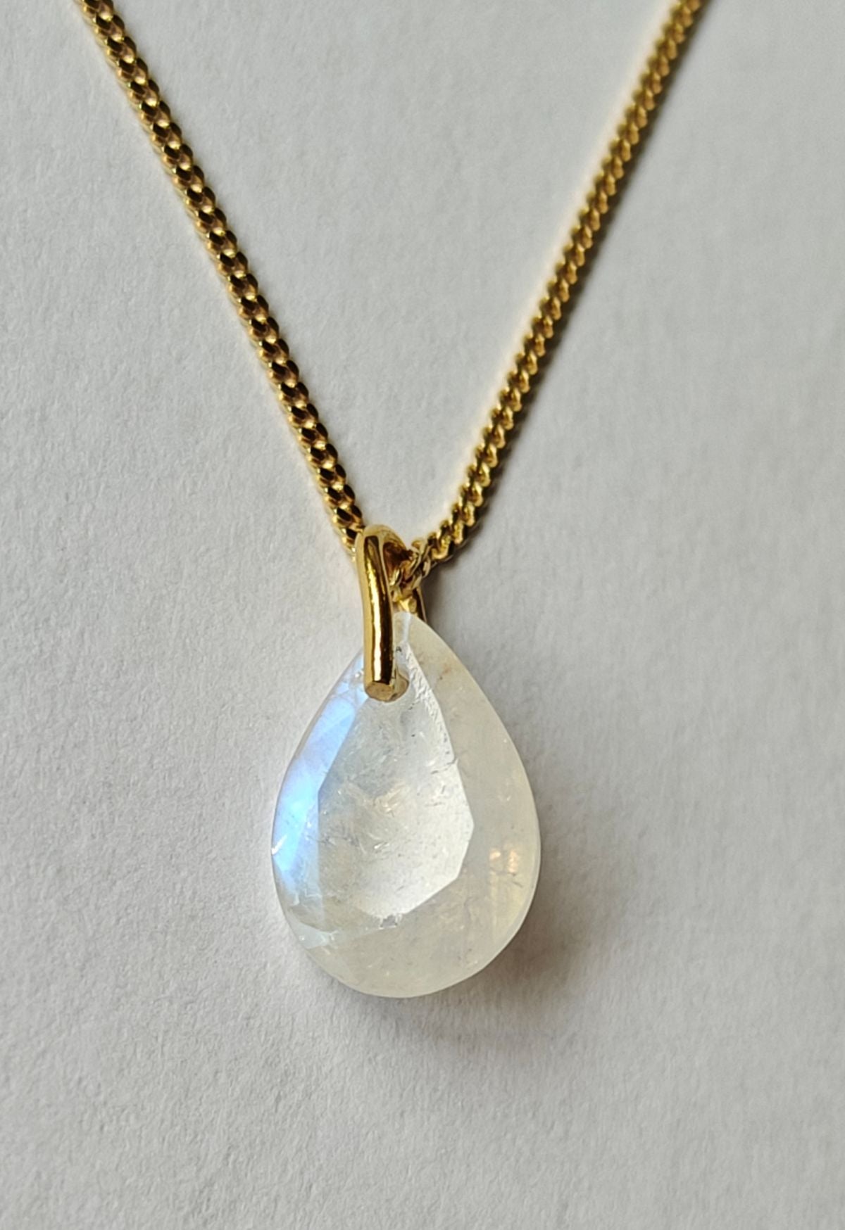 Primer plano del collar fino Malbae mostrando el brillo natural de la piedra luna sobre el oro 18k