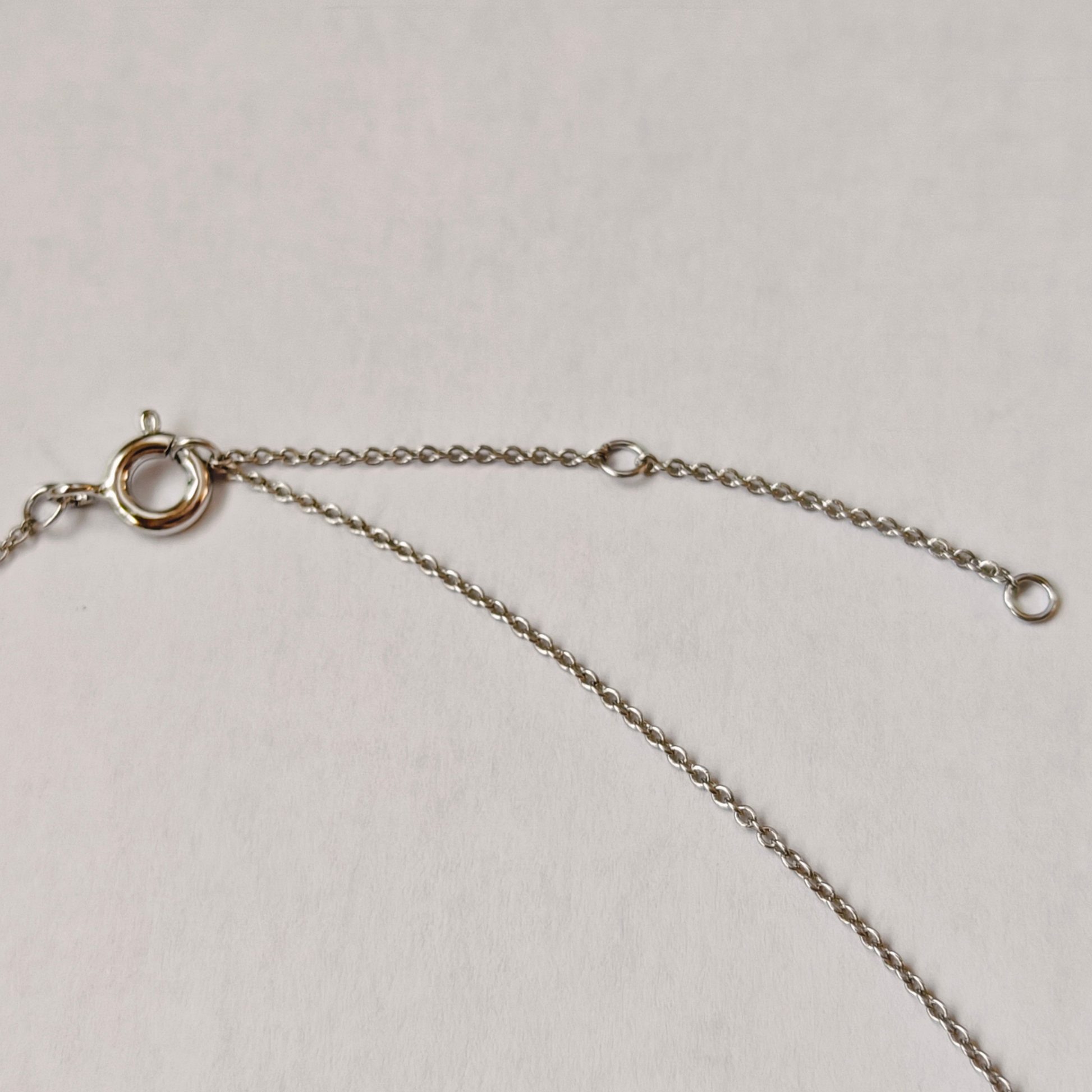 Detalle del cierre del collar PRISME de plata de ley 925