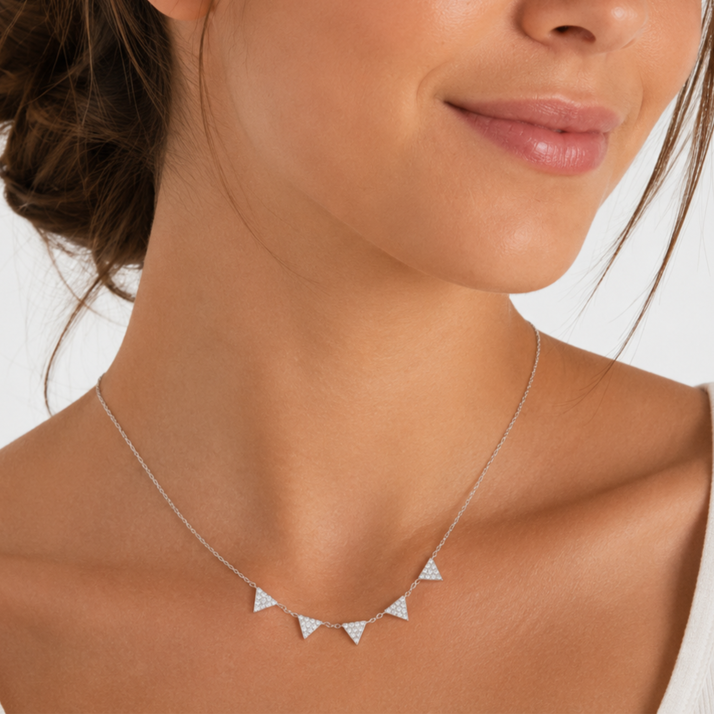 Detalle del collar PRISME de plata sobre el escote con triángulos de circonitas