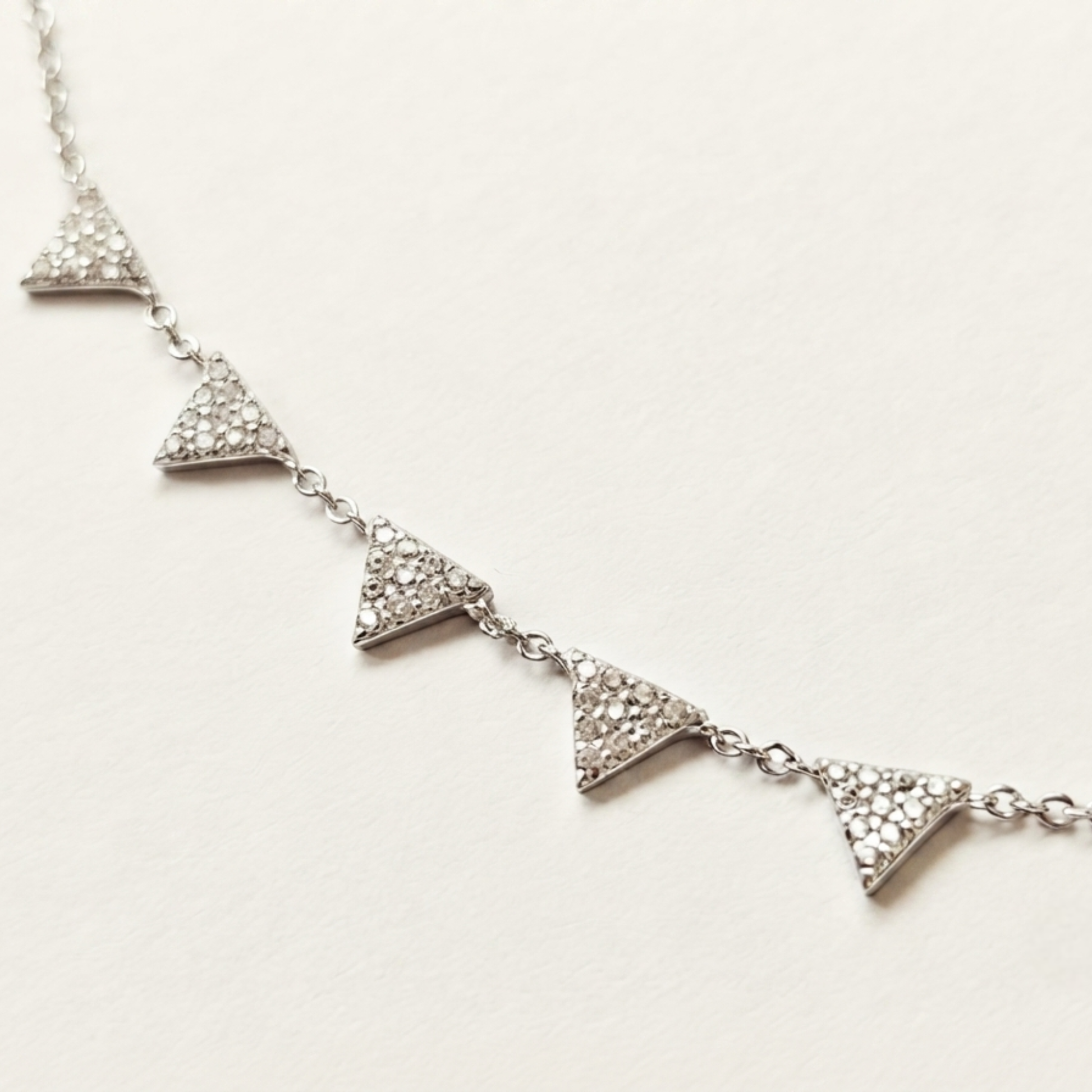 collar PRISME de plata 925 con colgantes geométricos y circonitas primer plano 