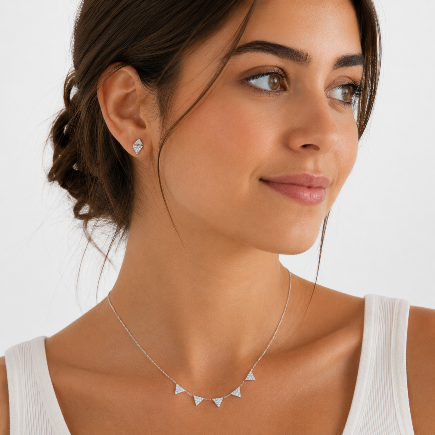 Modelo luciendo collar PRISME de plata con diseño geométrico triangular