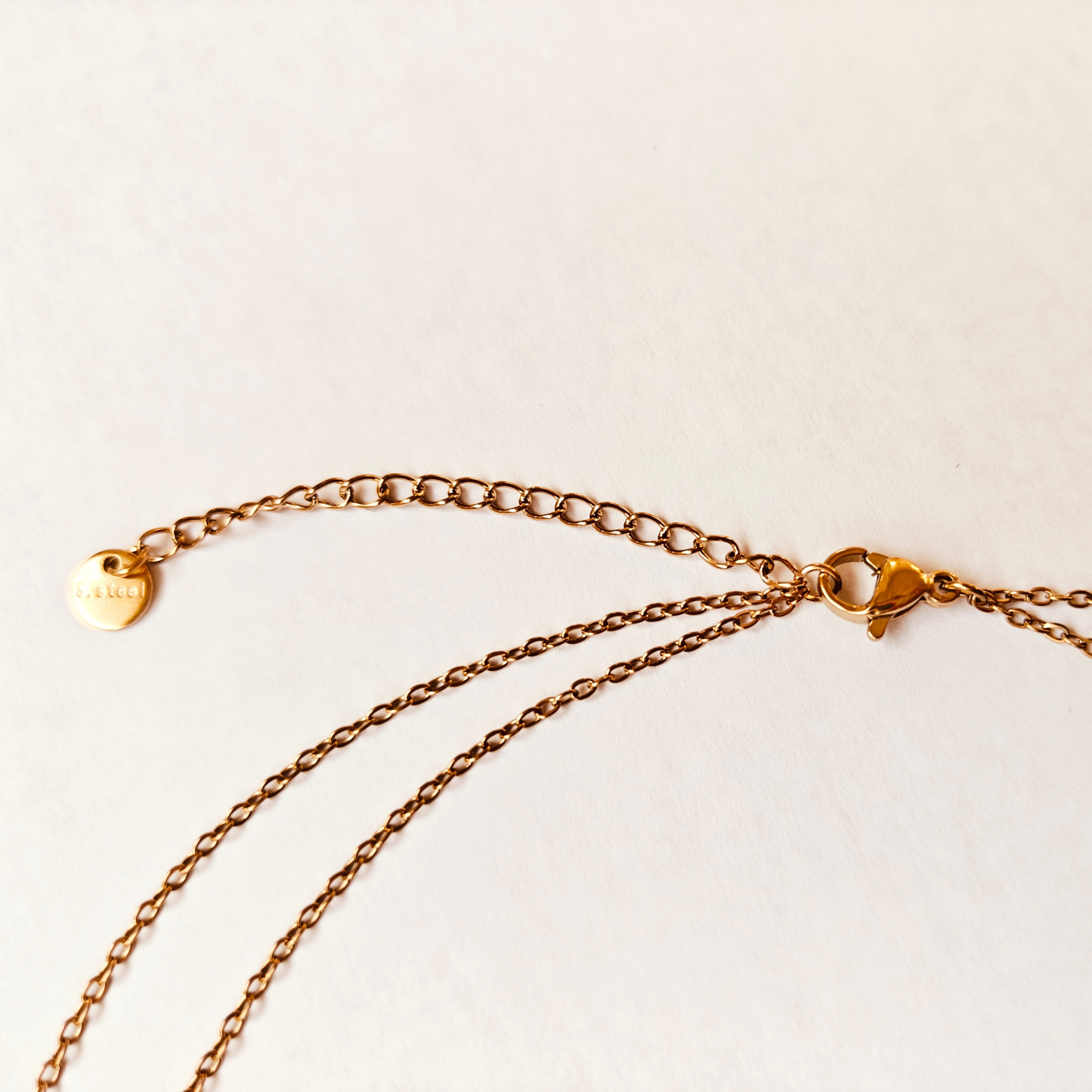 Detalle del cierre del collar VELIA waterproof bañado en oro 18K